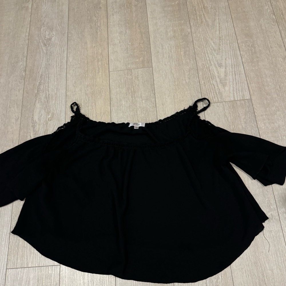 Cold shoulder cropped top